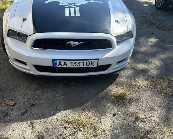 Белый Форд Мустанг, объемом двигателя 3.72 л и пробегом 150 тыс. км за 16400 $, фото 1 на Automoto.ua