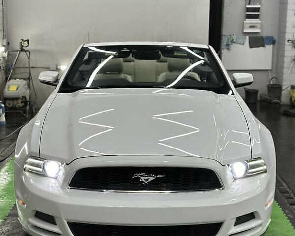 Білий Форд Мустанг, об'ємом двигуна 3.72 л та пробігом 97 тис. км за 17300 $, фото 1 на Automoto.ua