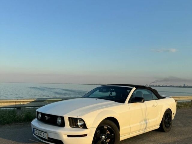 Белый Форд Мустанг, объемом двигателя 4 л и пробегом 120 тыс. км за 8500 $, фото 1 на Automoto.ua