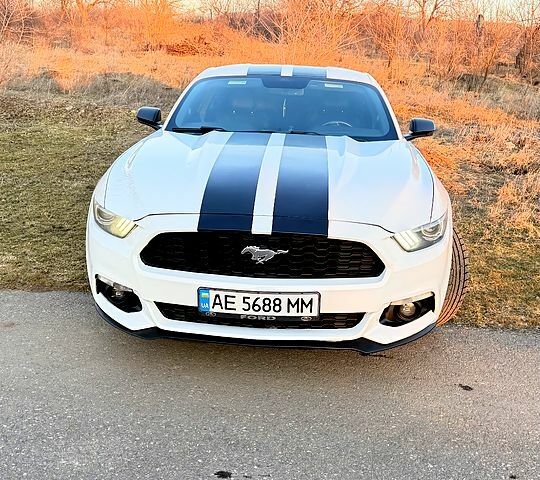 Білий Форд Мустанг, об'ємом двигуна 2.3 л та пробігом 161 тис. км за 12500 $, фото 1 на Automoto.ua