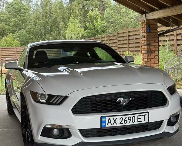 Білий Форд Мустанг, об'ємом двигуна 2.3 л та пробігом 195 тис. км за 16000 $, фото 1 на Automoto.ua