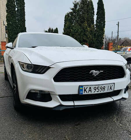 Белый Форд Мустанг, объемом двигателя 2.26 л и пробегом 29 тыс. км за 11500 $, фото 1 на Automoto.ua