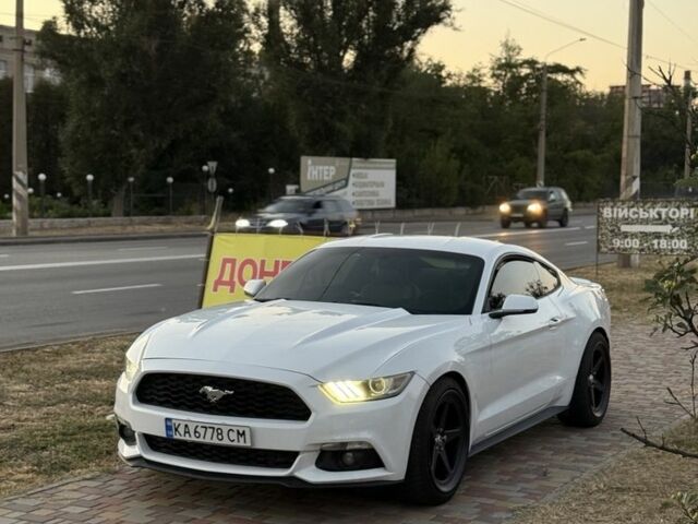 Белый Форд Мустанг, объемом двигателя 2.3 л и пробегом 150 тыс. км за 12600 $, фото 1 на Automoto.ua