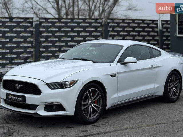 Белый Форд Мустанг, объемом двигателя 2.26 л и пробегом 170 тыс. км за 10500 $, фото 1 на Automoto.ua
