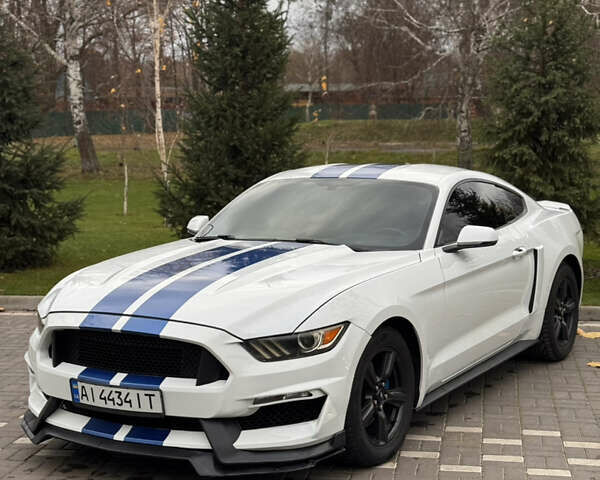 Белый Форд Мустанг, объемом двигателя 2.26 л и пробегом 164 тыс. км за 10999 $, фото 1 на Automoto.ua