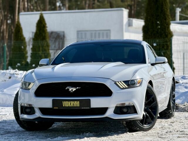 Белый Форд Мустанг, объемом двигателя 2.3 л и пробегом 123 тыс. км за 13950 $, фото 1 на Automoto.ua