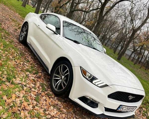 Белый Форд Мустанг, объемом двигателя 2.26 л и пробегом 240 тыс. км за 7200 $, фото 1 на Automoto.ua