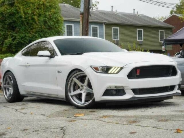 Белый Форд Мустанг, объемом двигателя 5 л и пробегом 73 тыс. км за 3900 $, фото 1 на Automoto.ua