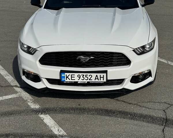 Белый Форд Мустанг, объемом двигателя 2.26 л и пробегом 88 тыс. км за 17000 $, фото 1 на Automoto.ua