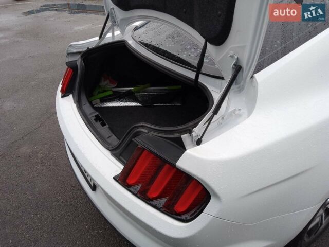 Білий Форд Мустанг, об'ємом двигуна 2.3 л та пробігом 128 тис. км за 18000 $, фото 1 на Automoto.ua