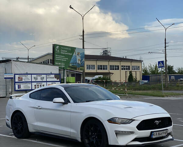 Белый Форд Мустанг, объемом двигателя 2.3 л и пробегом 48 тыс. км за 20500 $, фото 1 на Automoto.ua