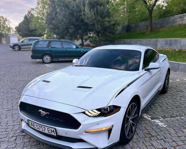 Белый Форд Мустанг, объемом двигателя 2.3 л и пробегом 70 тыс. км за 17000 $, фото 1 на Automoto.ua