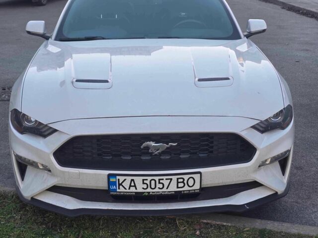 Белый Форд Мустанг, объемом двигателя 2.3 л и пробегом 63 тыс. км за 16500 $, фото 1 на Automoto.ua