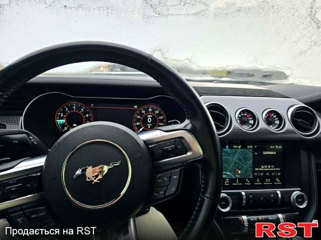 Білий Форд Мустанг, об'ємом двигуна 2.3 л та пробігом 63 тис. км за 17500 $, фото 1 на Automoto.ua