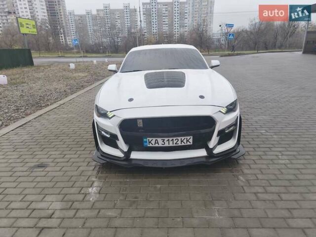 Белый Форд Мустанг, объемом двигателя 4.95 л и пробегом 62 тыс. км за 38000 $, фото 1 на Automoto.ua