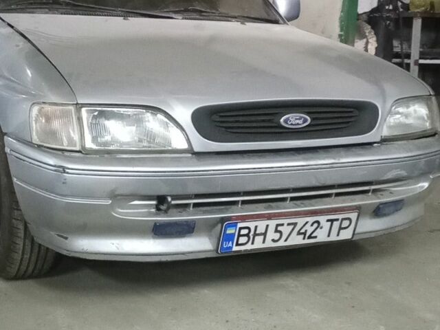 Серый Форд Орион, объемом двигателя 1.6 л и пробегом 300 тыс. км за 1350 $, фото 1 на Automoto.ua