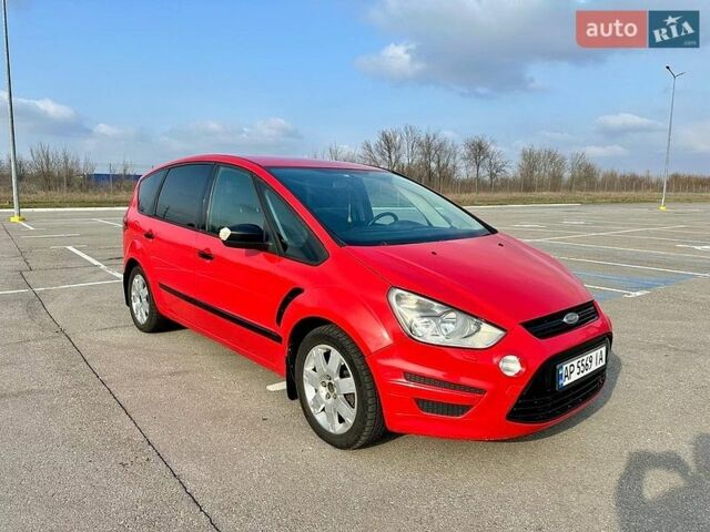 Красный Форд С-Макс, объемом двигателя 2 л и пробегом 232 тыс. км за 7800 $, фото 1 на Automoto.ua