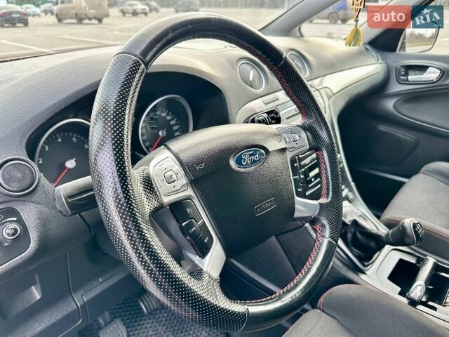 Красный Форд С-Макс, объемом двигателя 2 л и пробегом 232 тыс. км за 7700 $, фото 1 на Automoto.ua