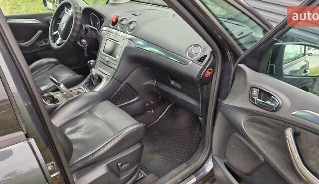 Серый Форд С-Макс, объемом двигателя 2 л и пробегом 345 тыс. км за 6200 $, фото 1 на Automoto.ua