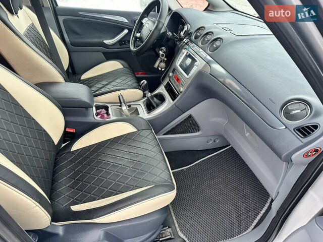 Серый Форд С-Макс, объемом двигателя 2 л и пробегом 292 тыс. км за 7700 $, фото 1 на Automoto.ua