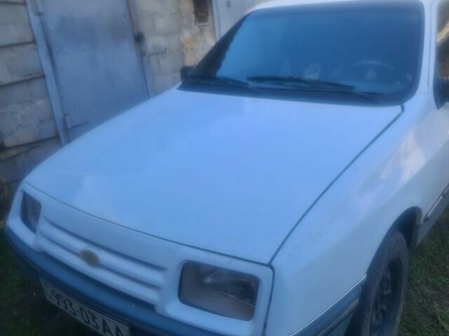 Белый Форд Сиерра, объемом двигателя 1.8 л и пробегом 300 тыс. км за 550 $, фото 1 на Automoto.ua