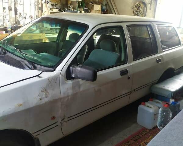 Белый Форд Сиерра, объемом двигателя 2 л и пробегом 200 тыс. км за 477 $, фото 1 на Automoto.ua