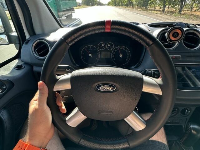 Белый Форд Турнео Коннект, объемом двигателя 1.8 л и пробегом 316 тыс. км за 5500 $, фото 1 на Automoto.ua