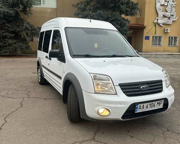 Белый Форд Турнео Коннект, объемом двигателя 1.8 л и пробегом 280 тыс. км за 7800 $, фото 1 на Automoto.ua