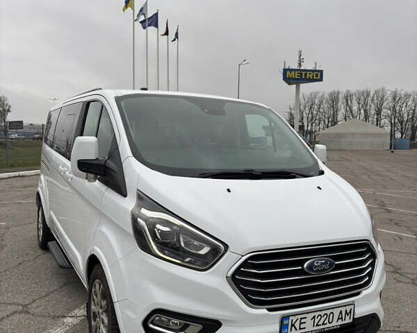 Белый Форд Турнео Кастом, объемом двигателя 2 л и пробегом 196 тыс. км за 23640 $, фото 1 на Automoto.ua