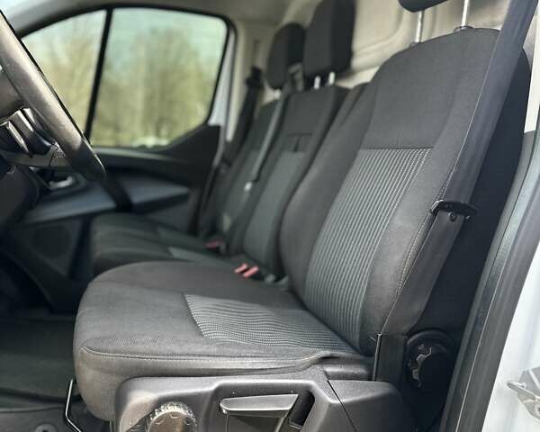 Белый Форд Транзит Кастом, объемом двигателя 2.2 л и пробегом 280 тыс. км за 15500 $, фото 1 на Automoto.ua