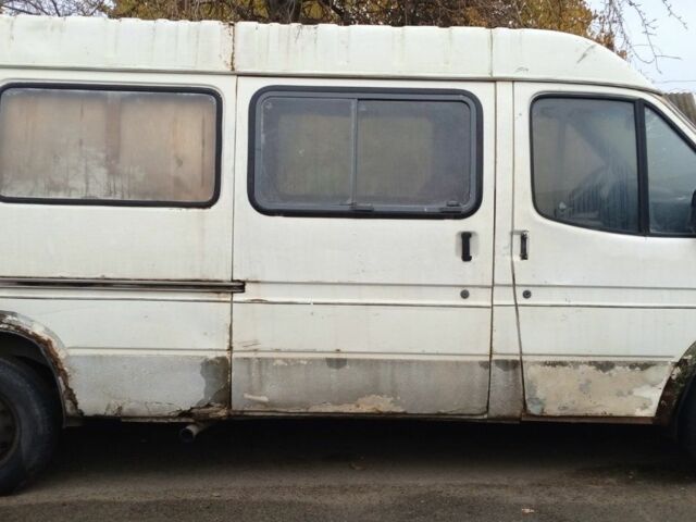 Белый Форд Транзит, объемом двигателя 2.5 л и пробегом 300 тыс. км за 811 $, фото 1 на Automoto.ua