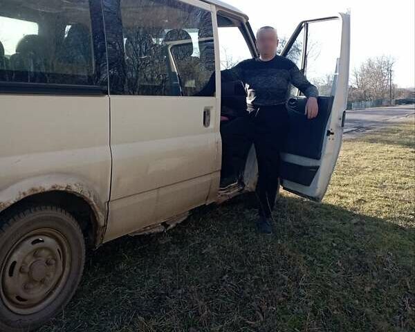 Белый Форд Транзит, объемом двигателя 2 л и пробегом 375 тыс. км за 2000 $, фото 1 на Automoto.ua