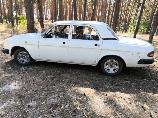 Белый ГАЗ 3110 Волга, объемом двигателя 2 л и пробегом 170 тыс. км за 1010 $, фото 1 на Automoto.ua