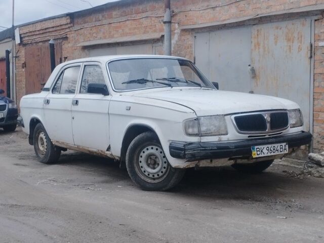 Белый ГАЗ 3110 Волга, объемом двигателя 2.3 л и пробегом 300 тыс. км за 500 $, фото 1 на Automoto.ua