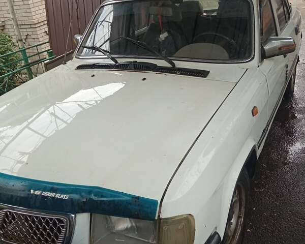 Белый ГАЗ 3110 Волга, объемом двигателя 2.45 л и пробегом 100 тыс. км за 600 $, фото 1 на Automoto.ua