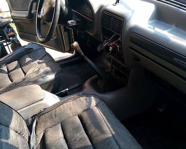 Белый ГАЗ 3110 Волга, объемом двигателя 2.3 л и пробегом 300 тыс. км за 1250 $, фото 1 на Automoto.ua