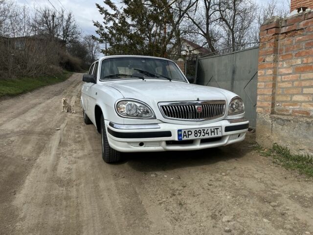 Белый ГАЗ 31105 Волга, объемом двигателя 2.4 л и пробегом 114 тыс. км за 2000 $, фото 1 на Automoto.ua