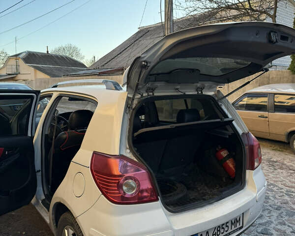 Белый Джили МК Кросс, объемом двигателя 1.5 л и пробегом 190 тыс. км за 2800 $, фото 1 на Automoto.ua