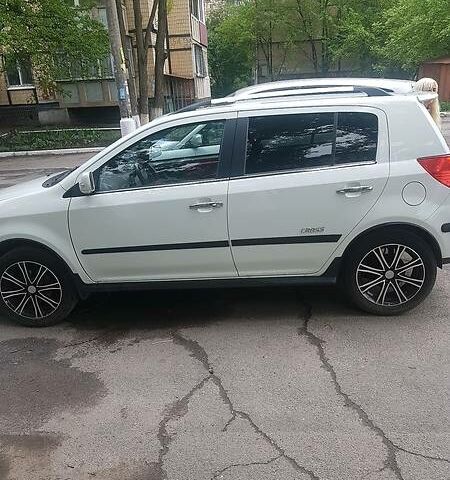 Белый Джили МК Кросс, объемом двигателя 1.5 л и пробегом 56 тыс. км за 4476 $, фото 1 на Automoto.ua