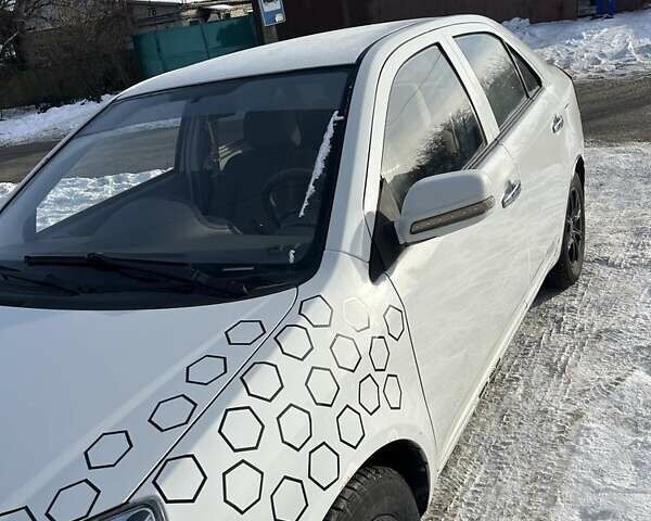 Белый Джили МК, объемом двигателя 1.5 л и пробегом 150 тыс. км за 2400 $, фото 1 на Automoto.ua