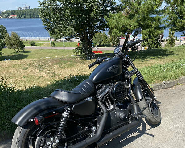 Черный Харлей-Дэвидсон 883 Iron, объемом двигателя 0.9 л и пробегом 5 тыс. км за 9200 $, фото 1 на Automoto.ua