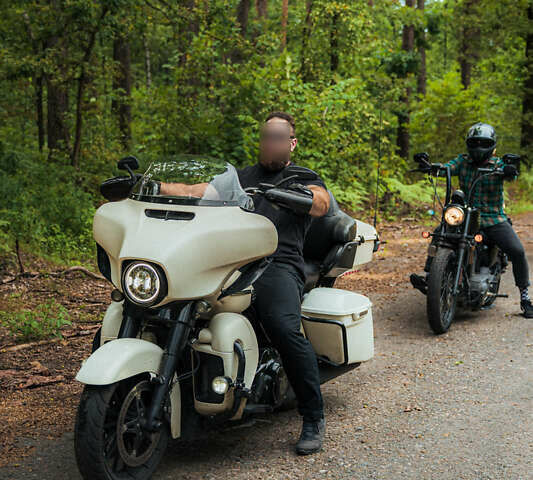 Белый Харлей-Дэвидсон FLHXSE, объемом двигателя 1.8 л и пробегом 42 тыс. км за 17000 $, фото 1 на Automoto.ua