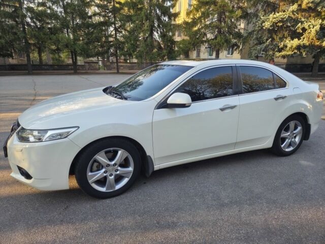 Белый Хонда Аккорд, объемом двигателя 2.4 л и пробегом 142 тыс. км за 12399 $, фото 1 на Automoto.ua