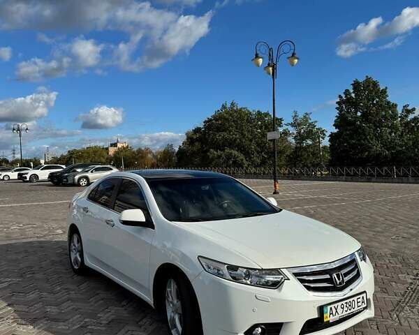 Белый Хонда Аккорд, объемом двигателя 2.4 л и пробегом 60 тыс. км за 13950 $, фото 1 на Automoto.ua