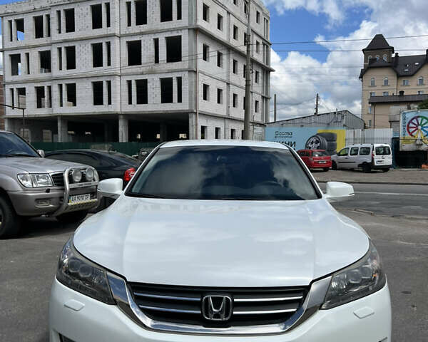 Белый Хонда Аккорд, объемом двигателя 2.4 л и пробегом 255 тыс. км за 13400 $, фото 1 на Automoto.ua