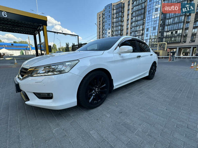 Белый Хонда Аккорд, объемом двигателя 2.4 л и пробегом 175 тыс. км за 15000 $, фото 1 на Automoto.ua