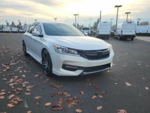 Белый Хонда Аккорд, объемом двигателя 2.4 л и пробегом 51 тыс. км за 11000 $, фото 1 на Automoto.ua