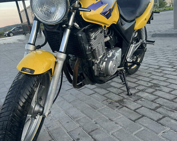 Желтый Хонда CB 500, объемом двигателя 0.5 л и пробегом 63 тыс. км за 2350 $, фото 1 на Automoto.ua