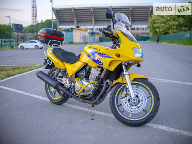 Желтый Хонда CB 500, объемом двигателя 0.5 л и пробегом 40 тыс. км за 2675 $, фото 1 на Automoto.ua