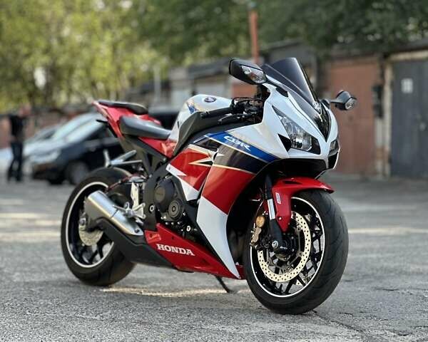 Белый Хонда CBR 1000RR, объемом двигателя 1 л и пробегом 36 тыс. км за 12500 $, фото 1 на Automoto.ua